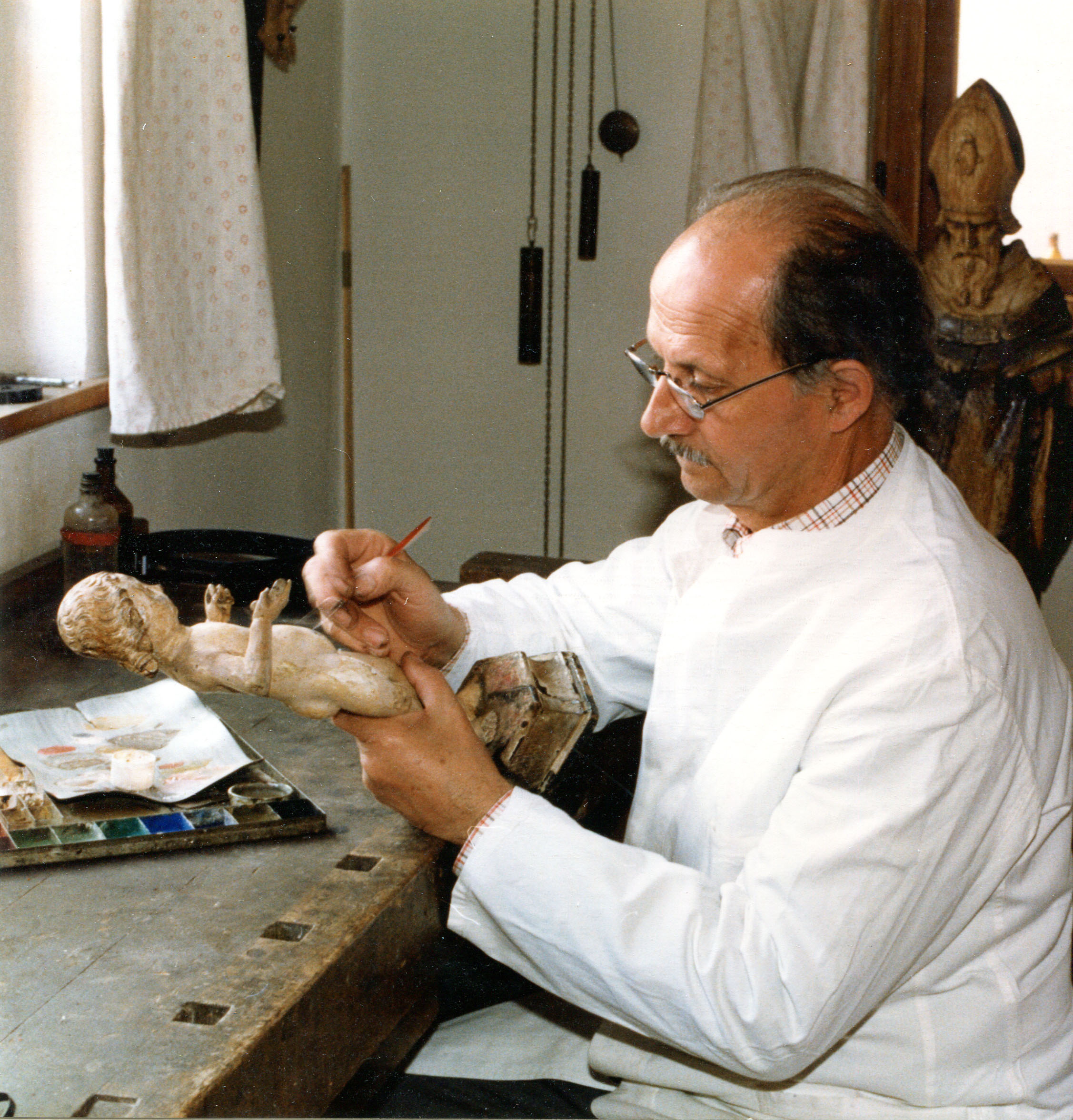Benno Michael Gantner bei der Arbeit in seiner Werkstatt (Foto: Archiv Kunstsammlungen des Bistums Regensburg)