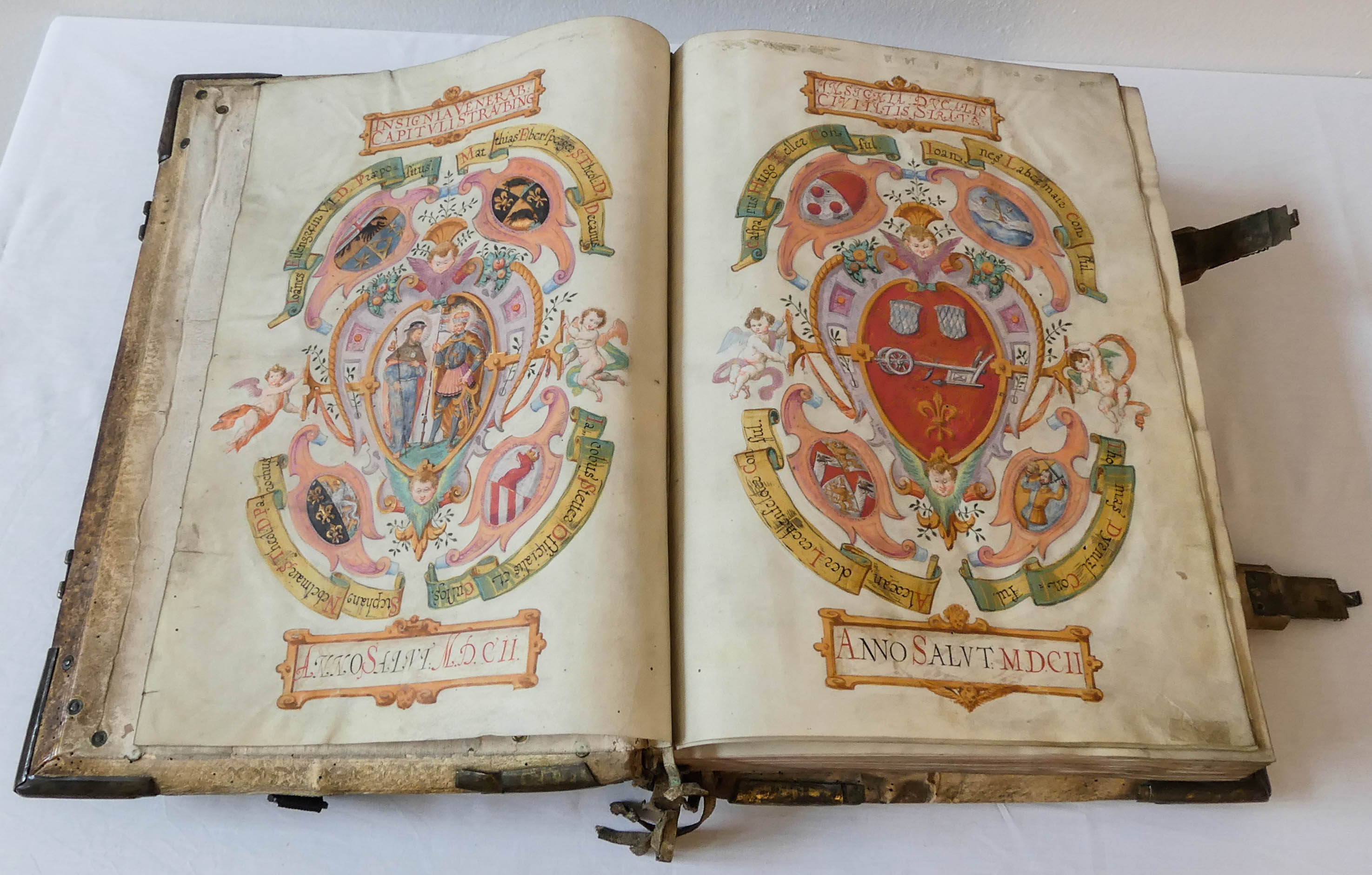 Ein Vesperale ist ein liturgisches Buch, welches die Texte des Stundengebetes der Vesper mit Noten enthält. 
