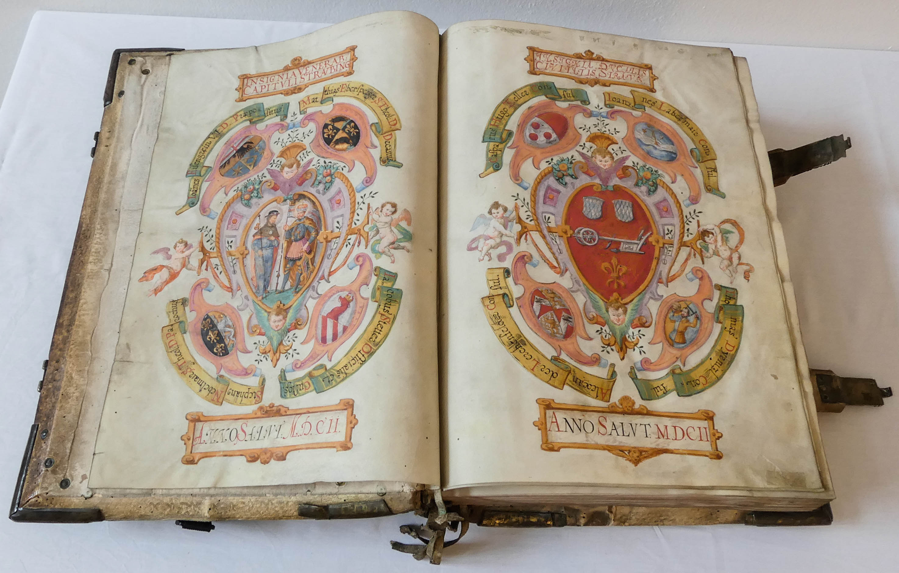 Ein Vesperale ist ein liturgisches Buch, welches die Texte des Stundengebetes der Vesper mit Noten enthält.