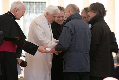 Papst Benedikt XVI. dankte den Künstlern und Mitarbeitern des Diözesanmuseums Regensburg für das Geschenk der Ausstellung zu seinem Geburtstag. 