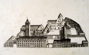 Fürstliche Residenz des Kayserlich Freyen Reichs Stiffts Ober-Münster, Kupferstich von 1753. Der rechte Trakt der ehemaligen Ökonomiegebäude beherbergt heute Depotverwaltung und Werkstätten der Kunstsammlungen des Bistums Regensburg.
