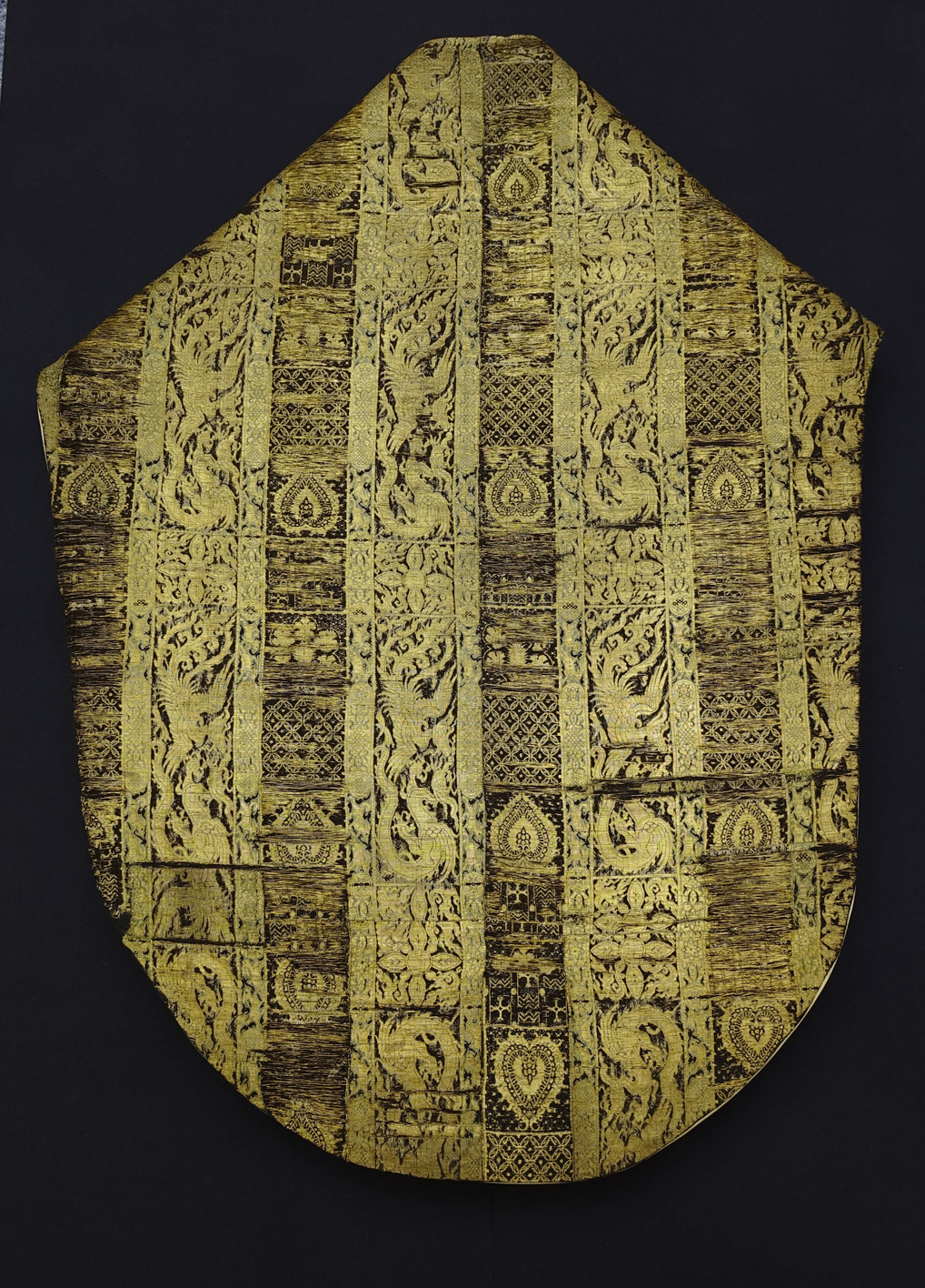Heinrichskasel, Foto: Brigitte Zimmermann Kasel aus Stoffen des 14. Jahrhunderts in Schwarz-Gold in Gesamtansicht