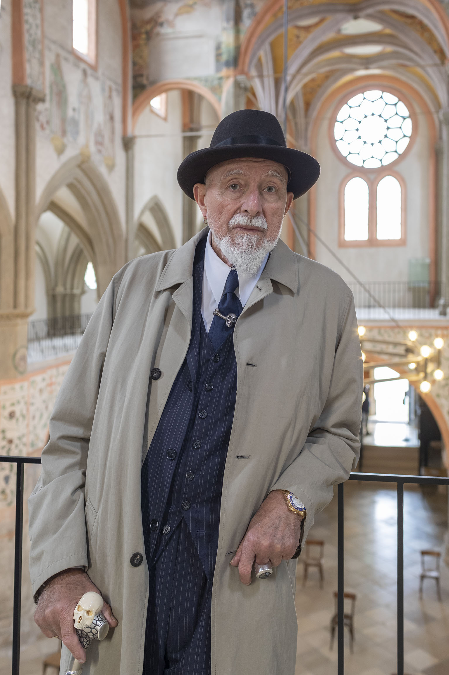 Markus Lüpertz im Innenraum von St. Ulrich
